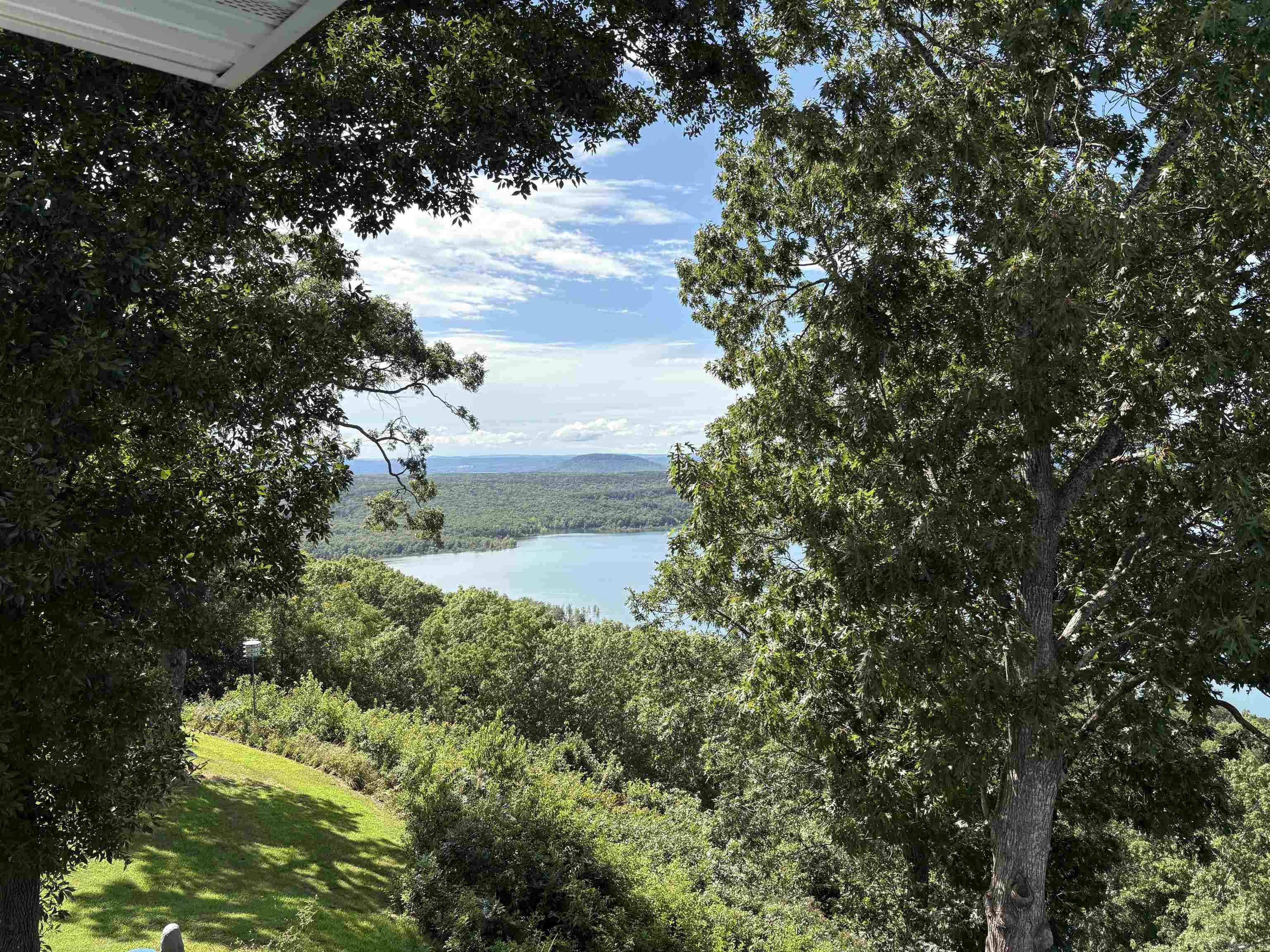 690 Cliffview