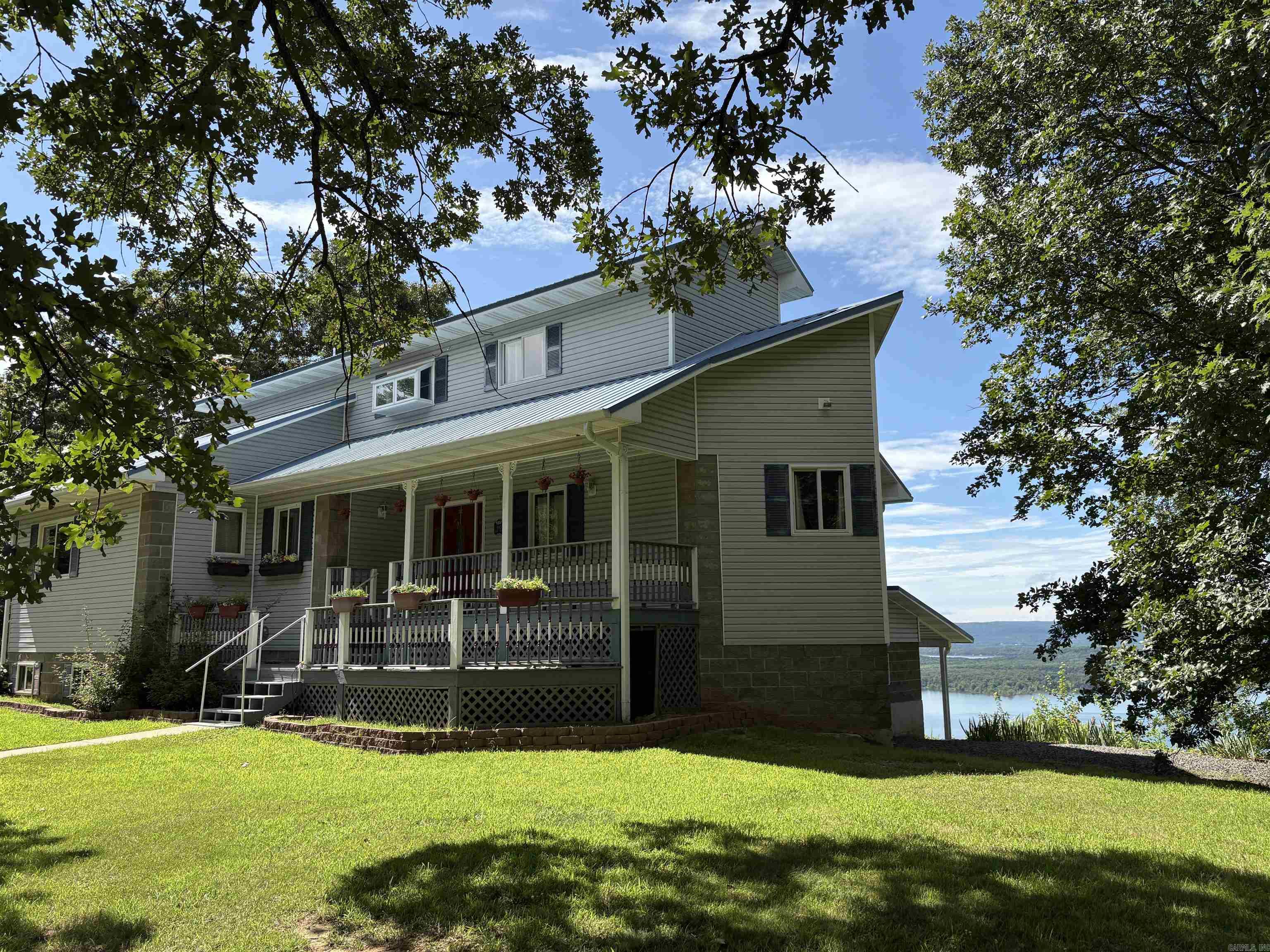690 Cliffview