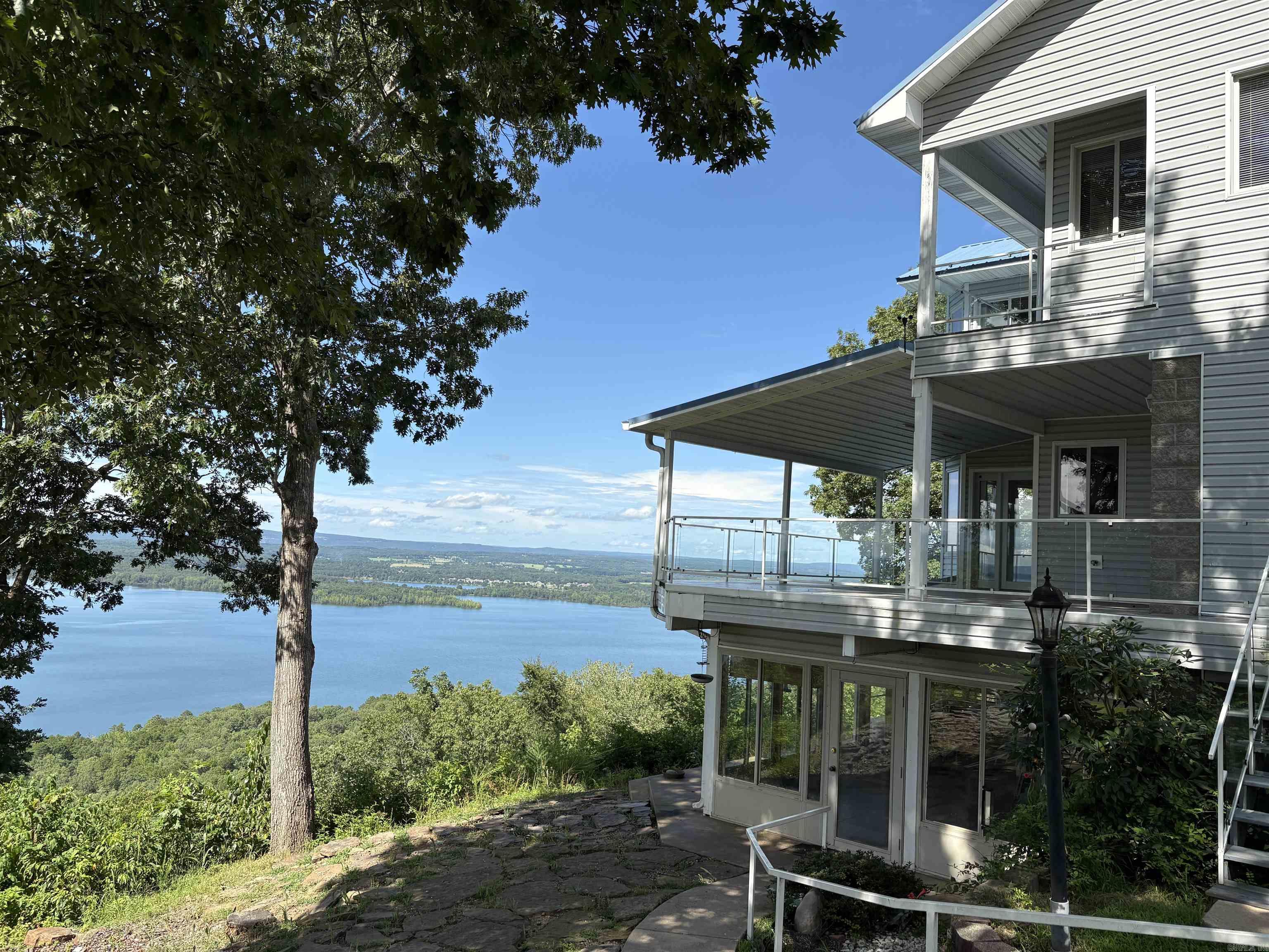 690 Cliffview