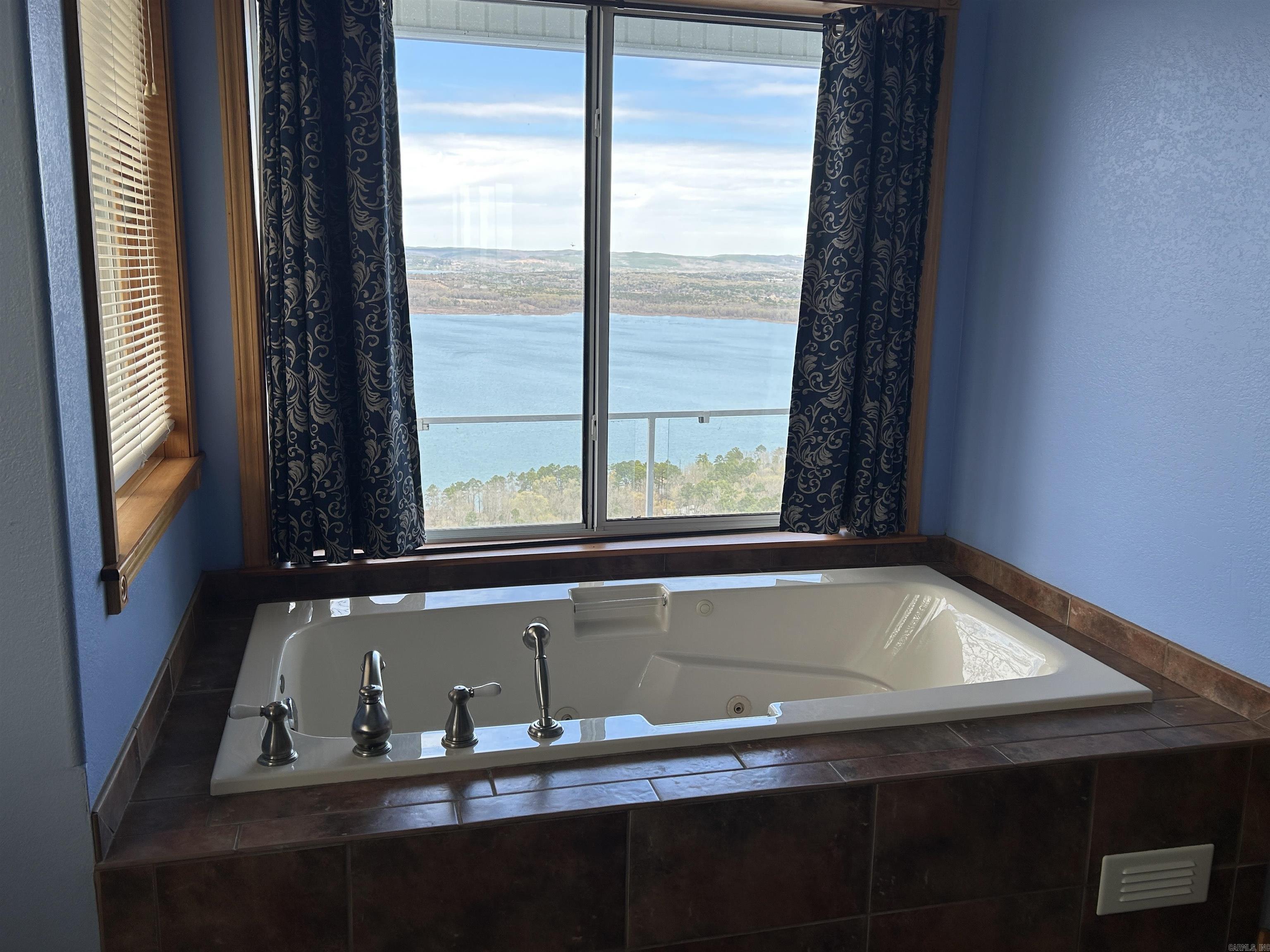 690 Cliffview
