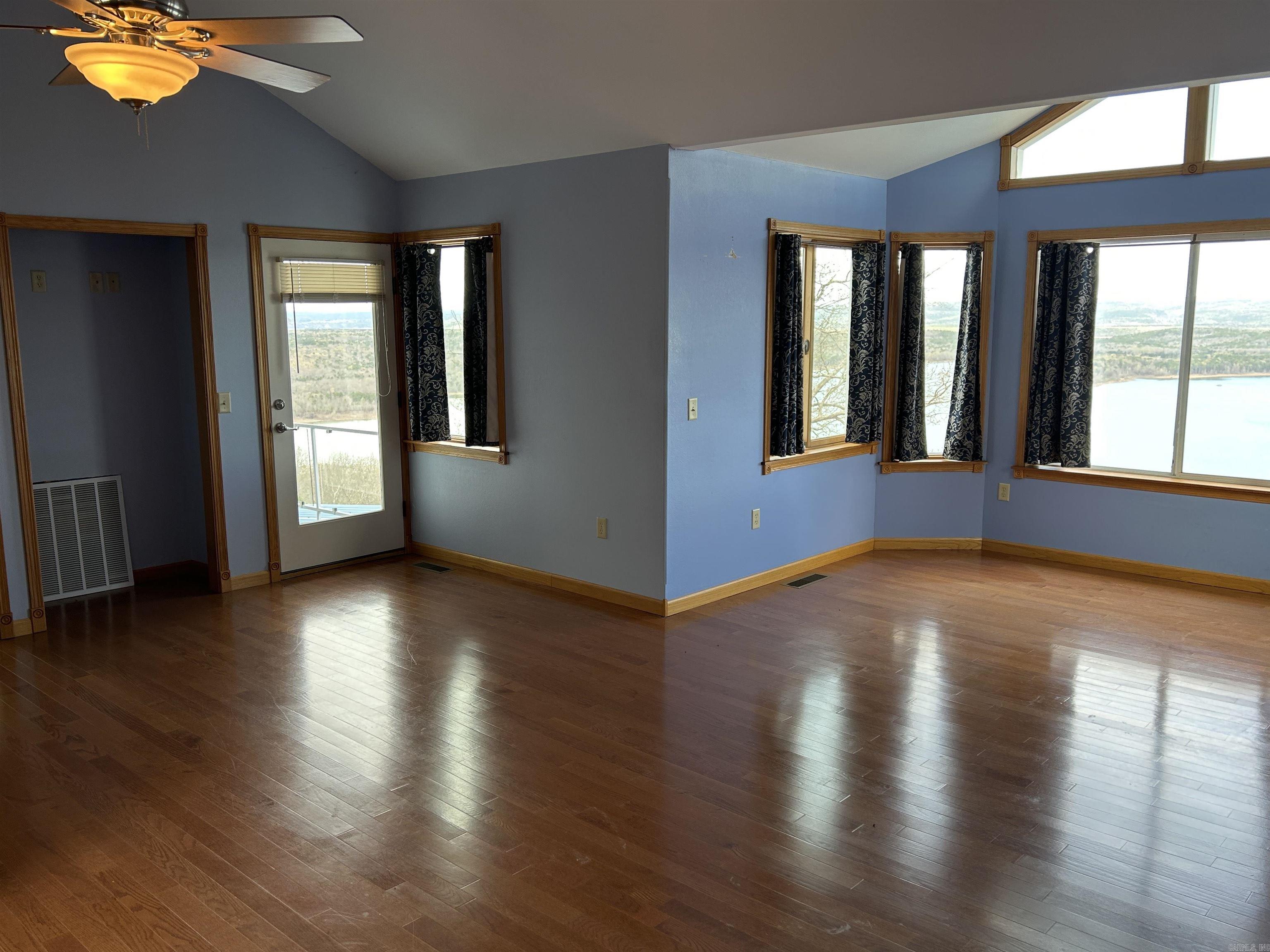 690 Cliffview
