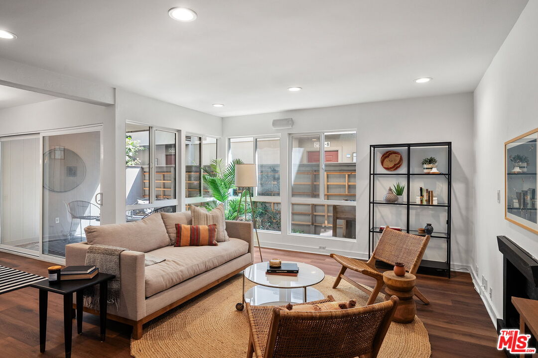 2508 Arizona Ave Unit: 3