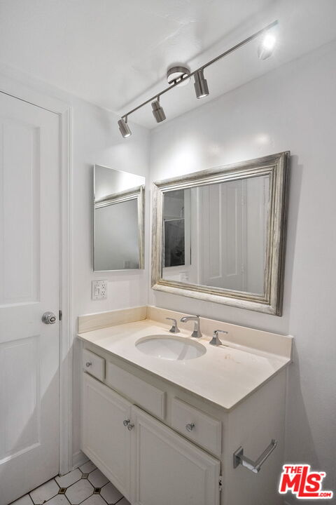 17099 Palisades Cir