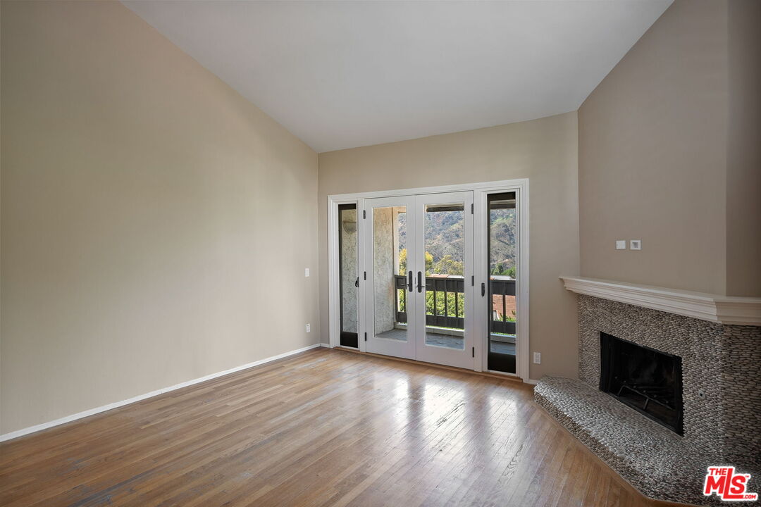 17099 Palisades Cir