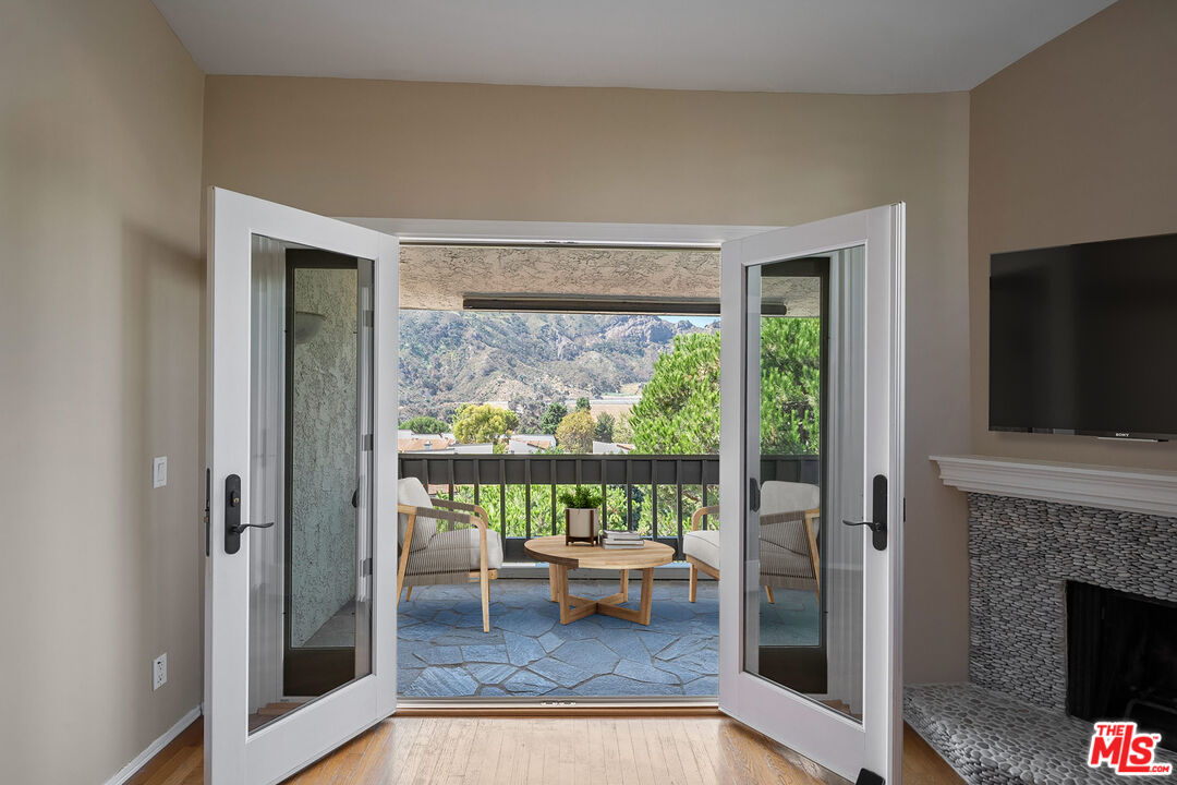 17099 Palisades Cir