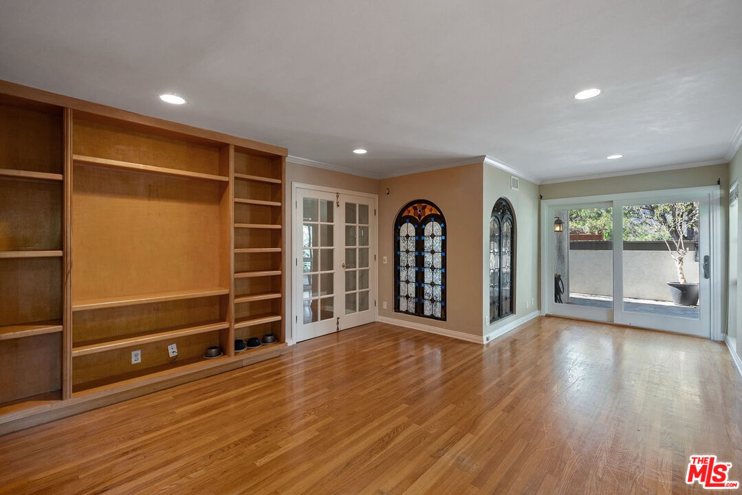 17099 Palisades Cir