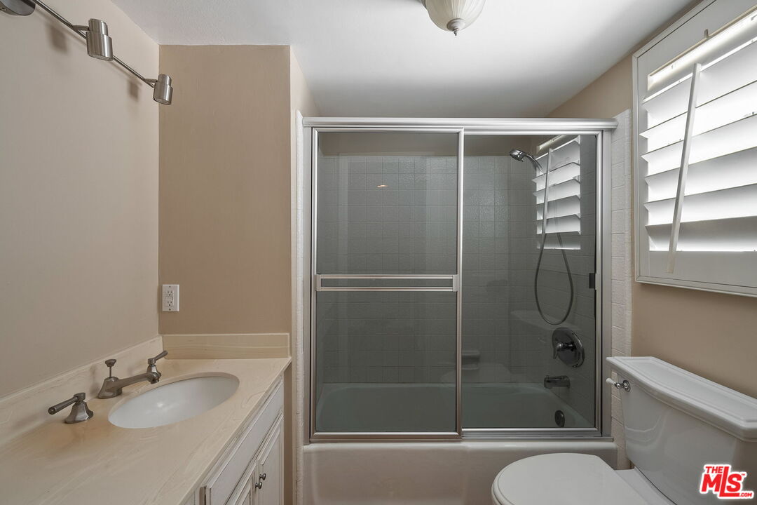 17099 Palisades Cir