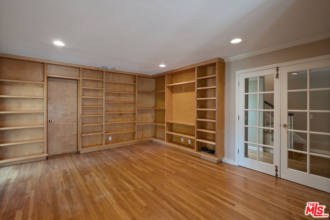 17099 Palisades Cir