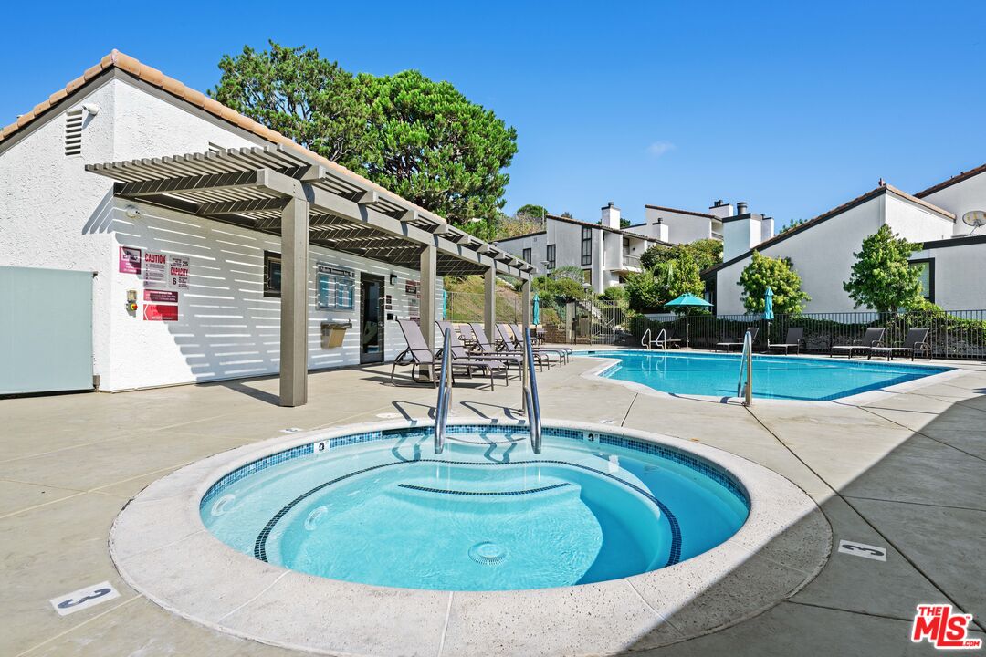 17099 Palisades Cir