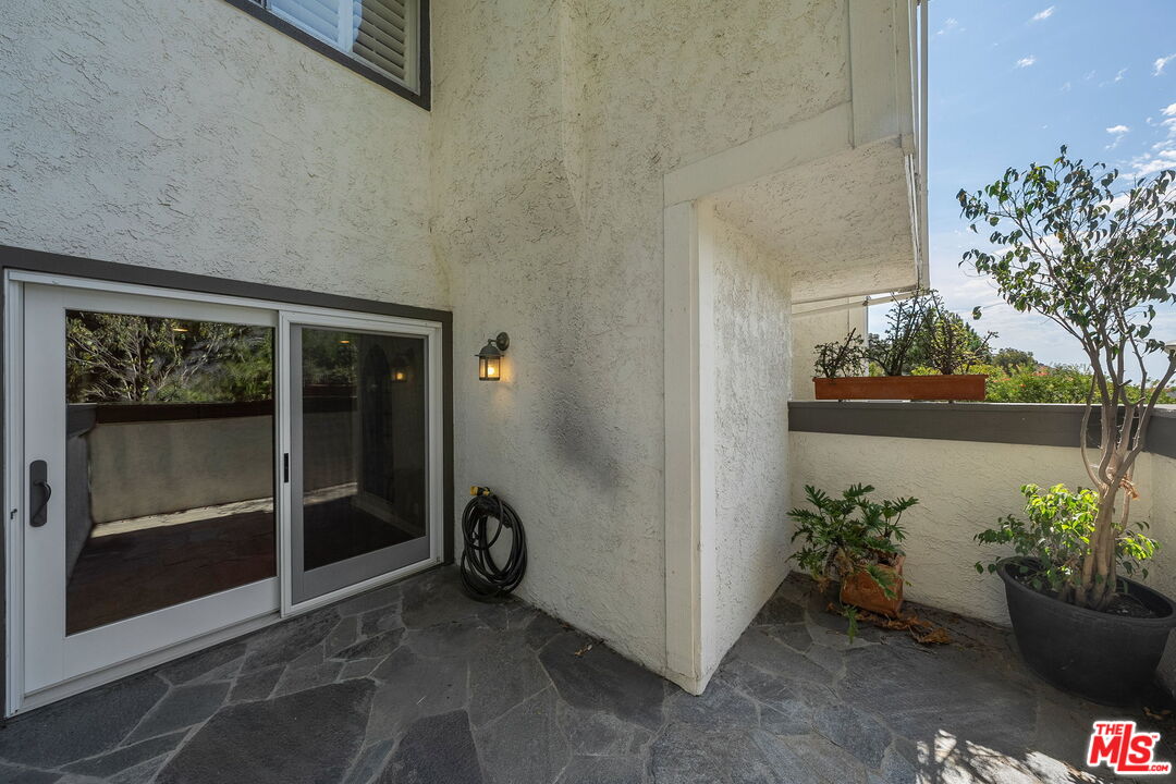 17099 Palisades Cir