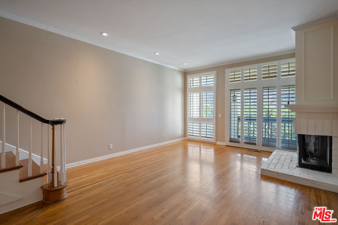 17099 Palisades Cir