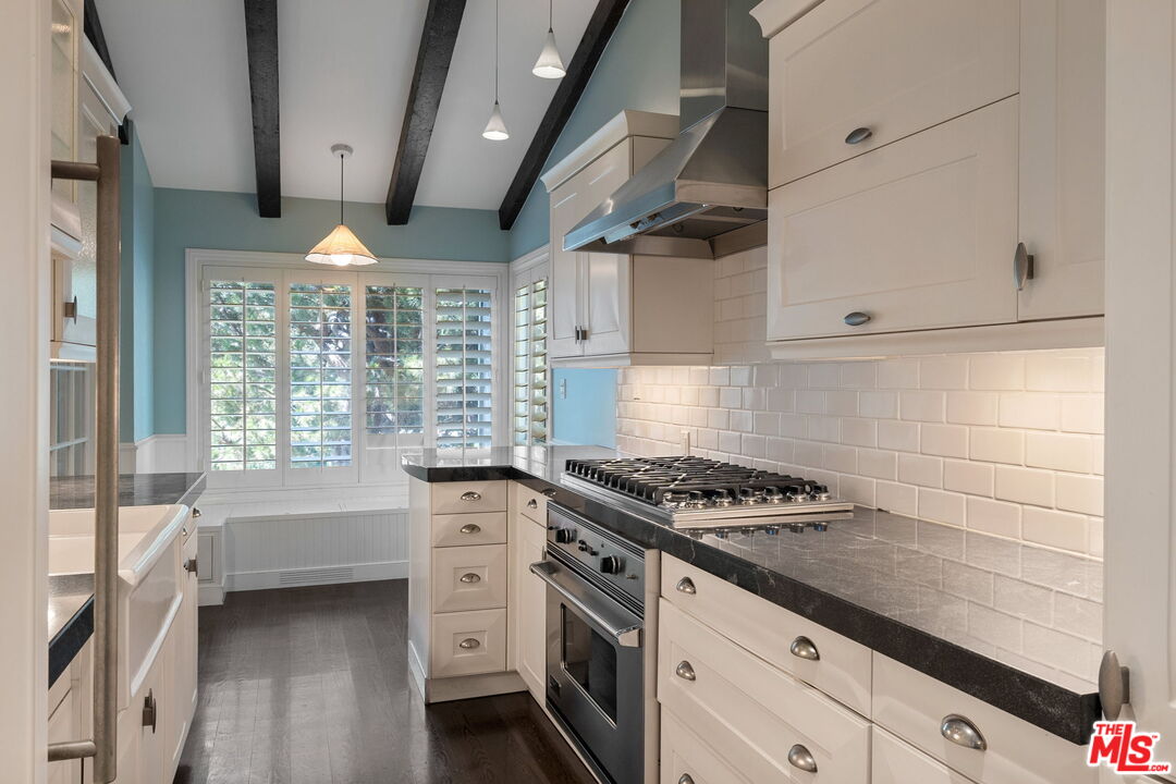 17099 Palisades Cir