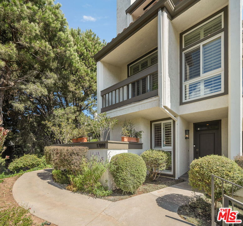 17099 Palisades Cir