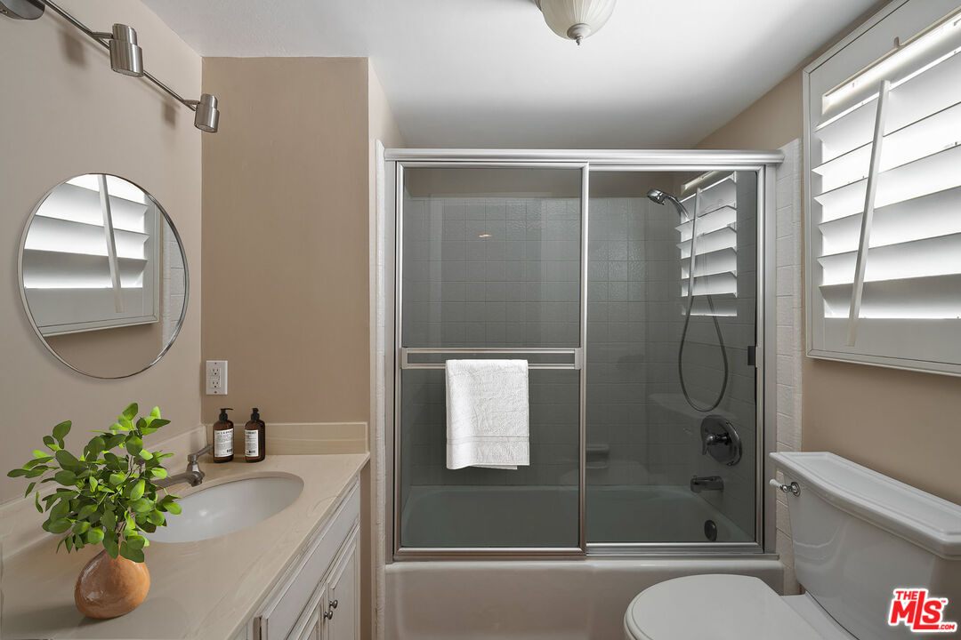 17099 Palisades Cir