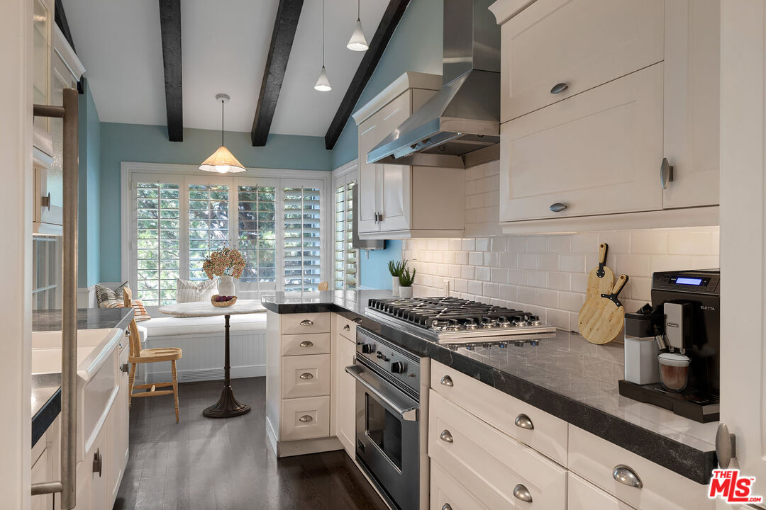17099 Palisades Cir