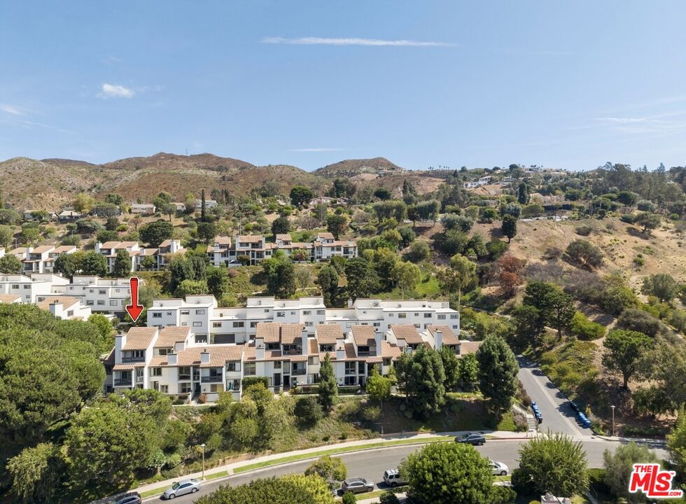 17099 Palisades Cir
