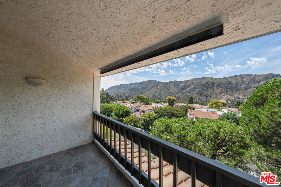 17099 Palisades Cir