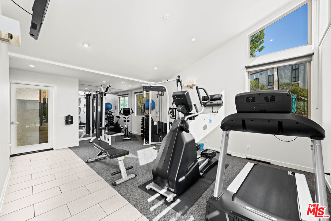 17099 Palisades Cir