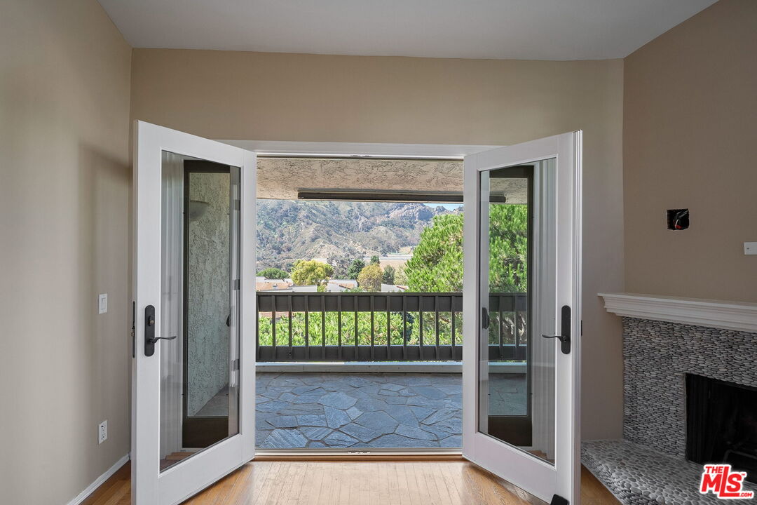 17099 Palisades Cir