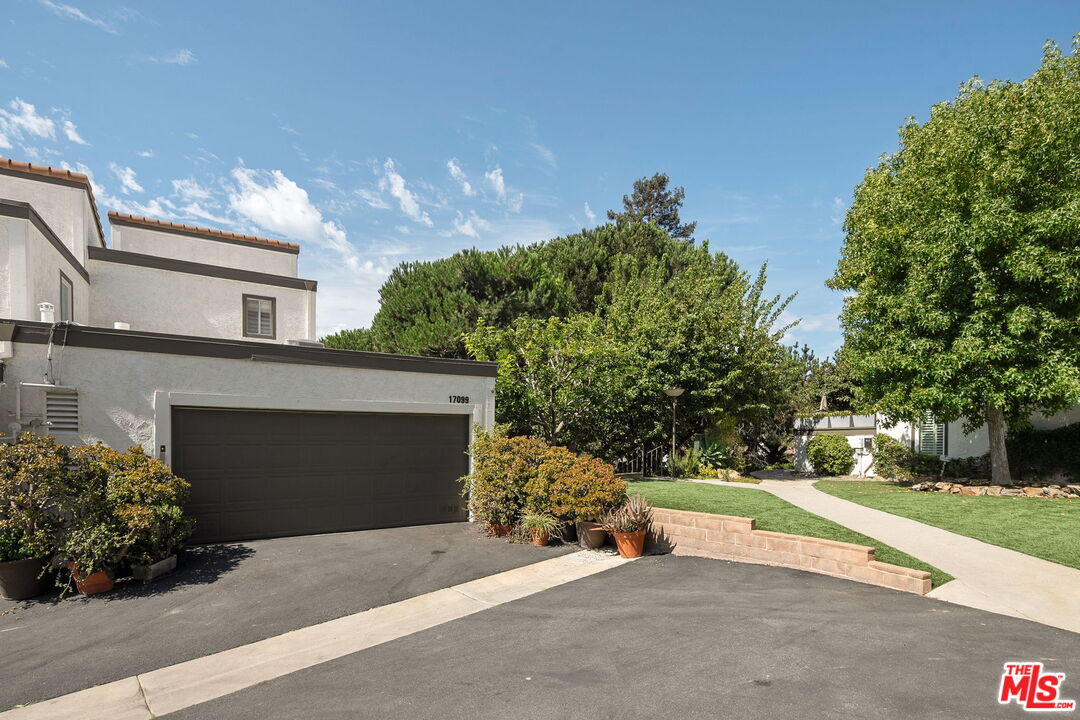 17099 Palisades Cir