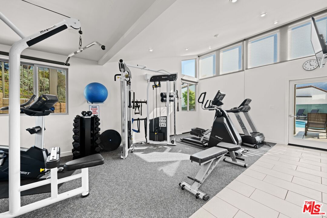 17099 Palisades Cir