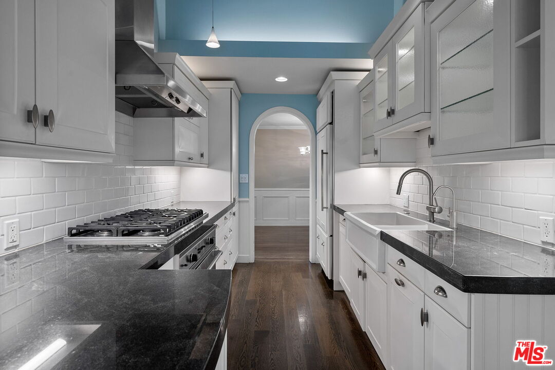 17099 Palisades Cir