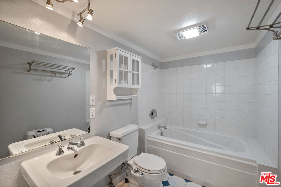 17099 Palisades Cir