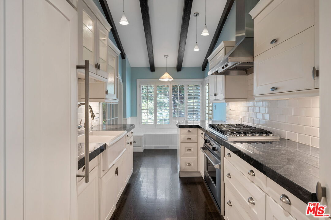 17099 Palisades Cir
