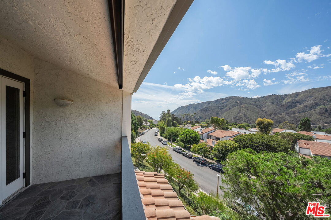 17099 Palisades Cir