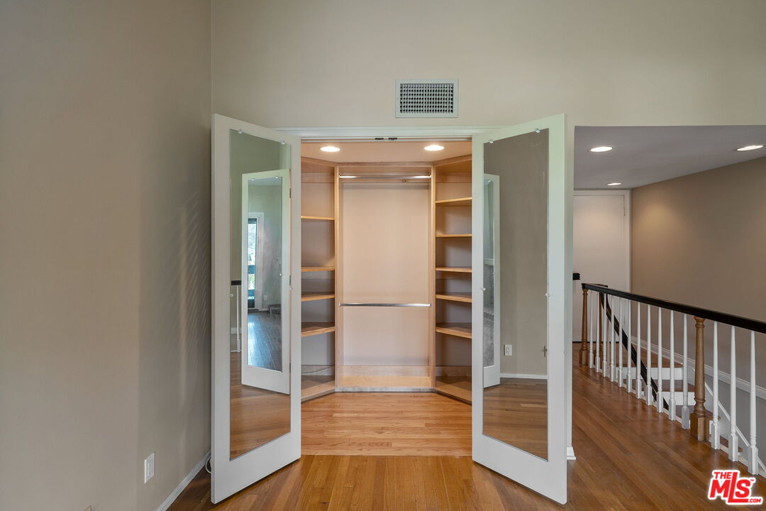 17099 Palisades Cir