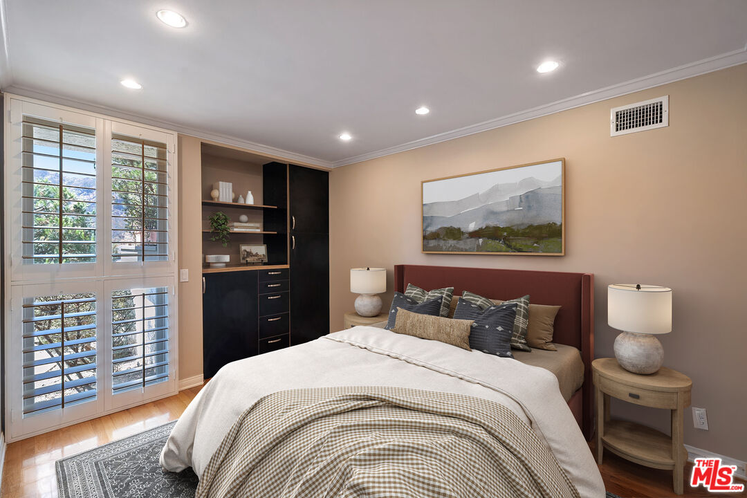 17099 Palisades Cir
