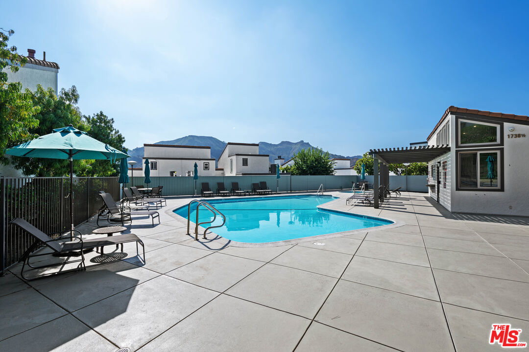 17099 Palisades Cir