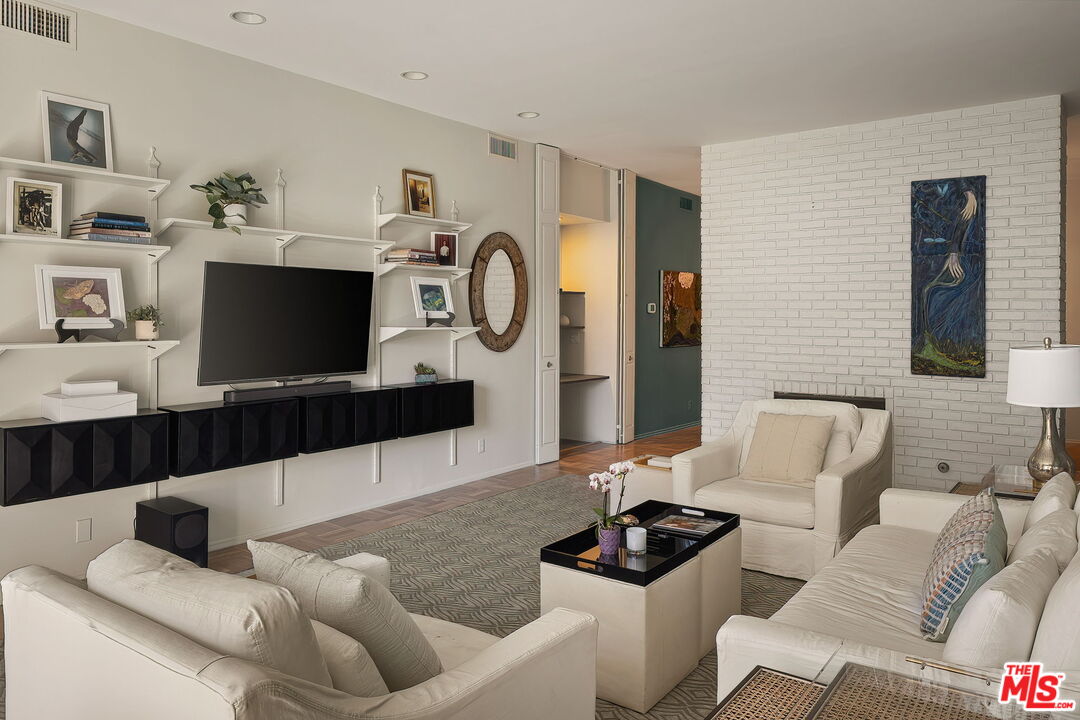 141 S Linden Dr Unit: 204