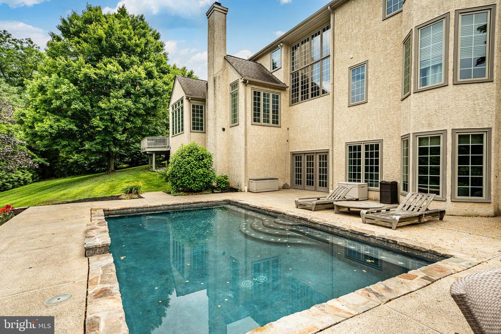 4 TAYLOR CHASE LANE
