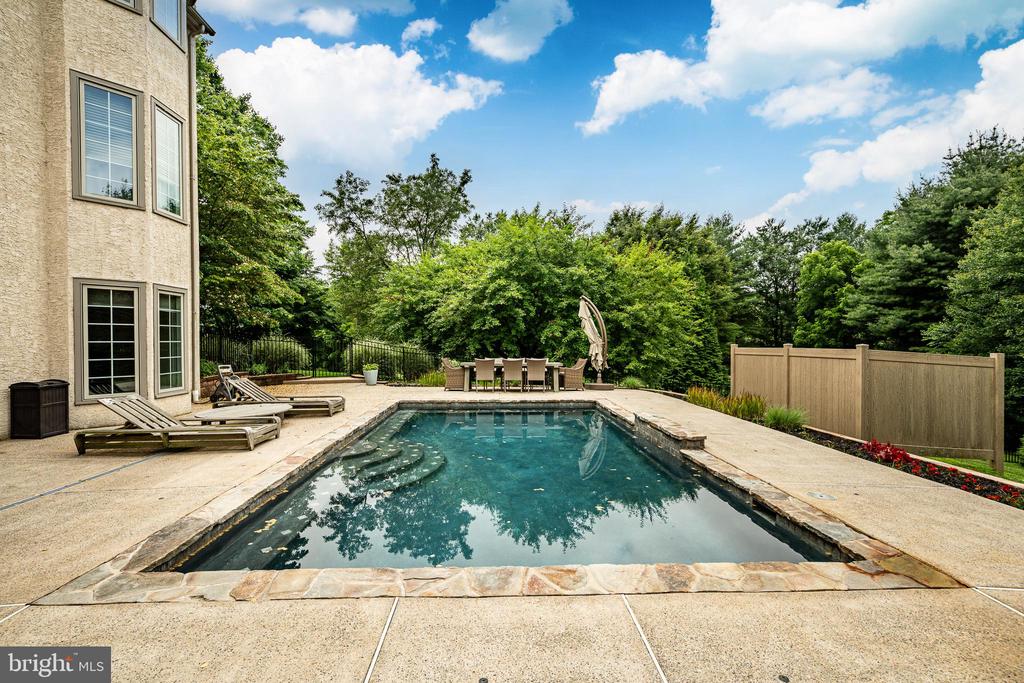 4 TAYLOR CHASE LANE