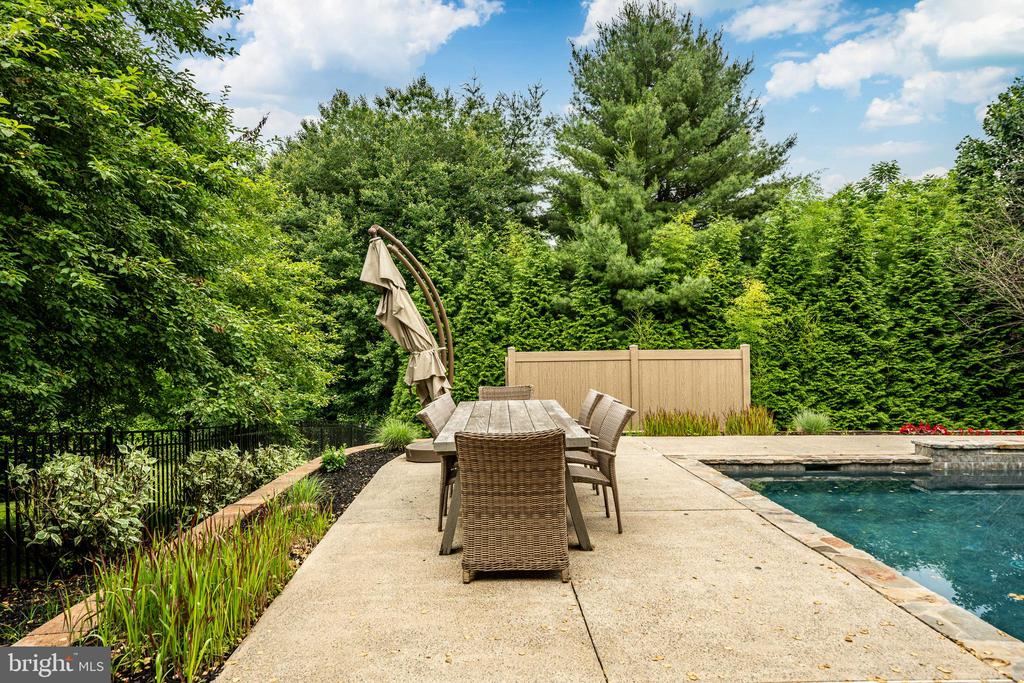 4 TAYLOR CHASE LANE