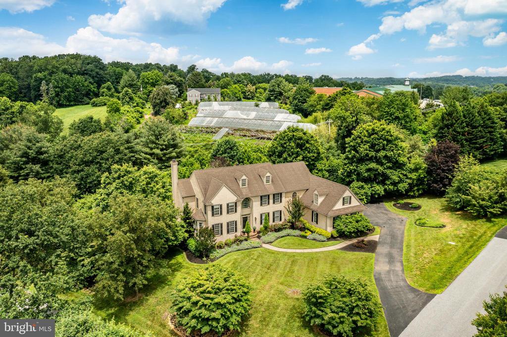 4 TAYLOR CHASE LANE