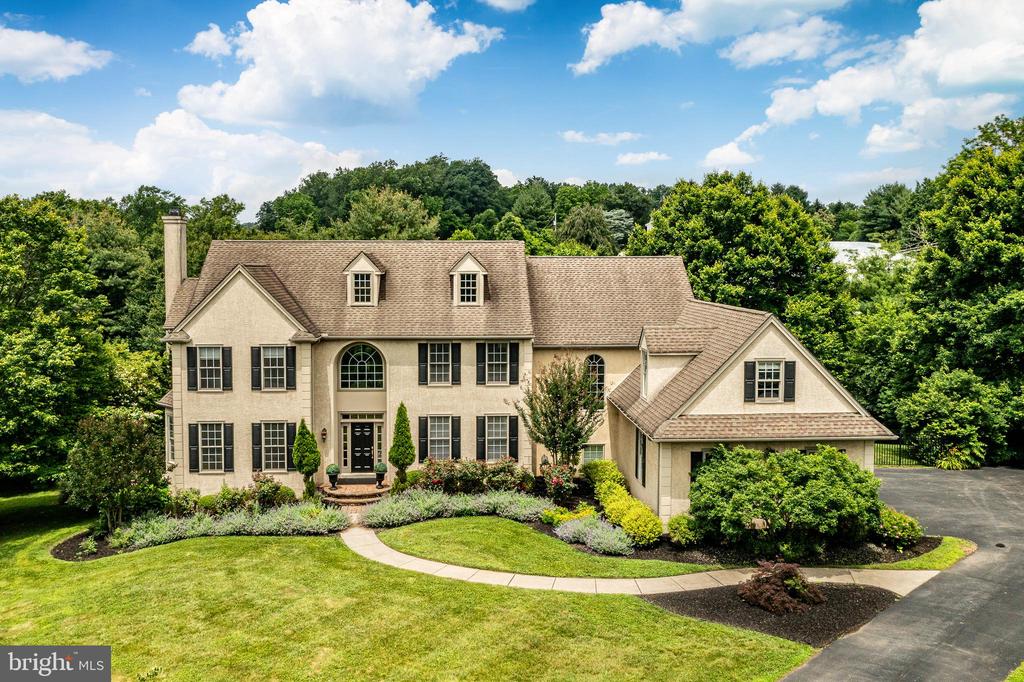 4 TAYLOR CHASE LANE