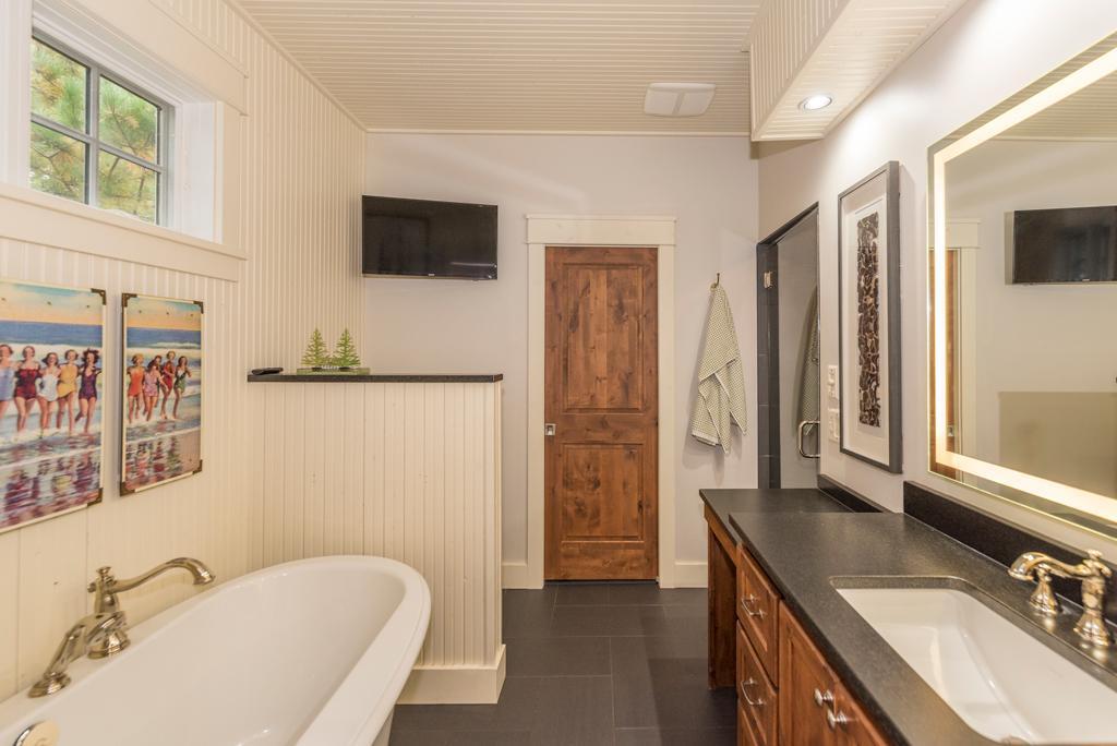 8267 Gladstone Lake Road