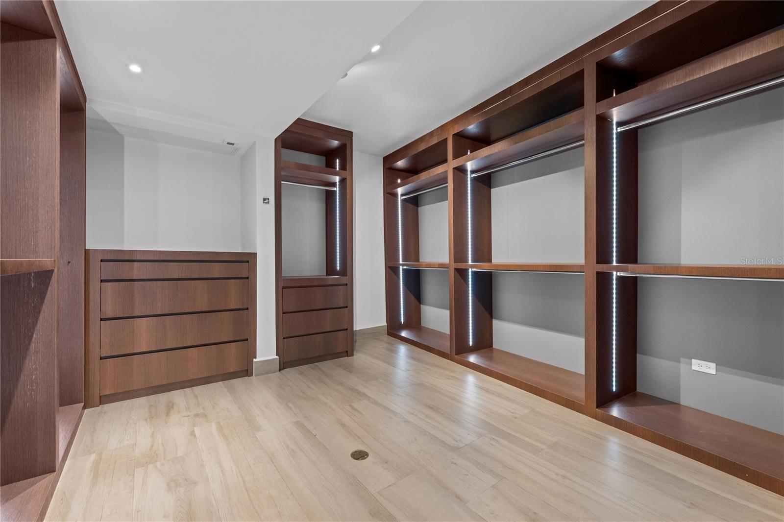 Z-6 MONTEBELLO, GARDEN HILLS SUR