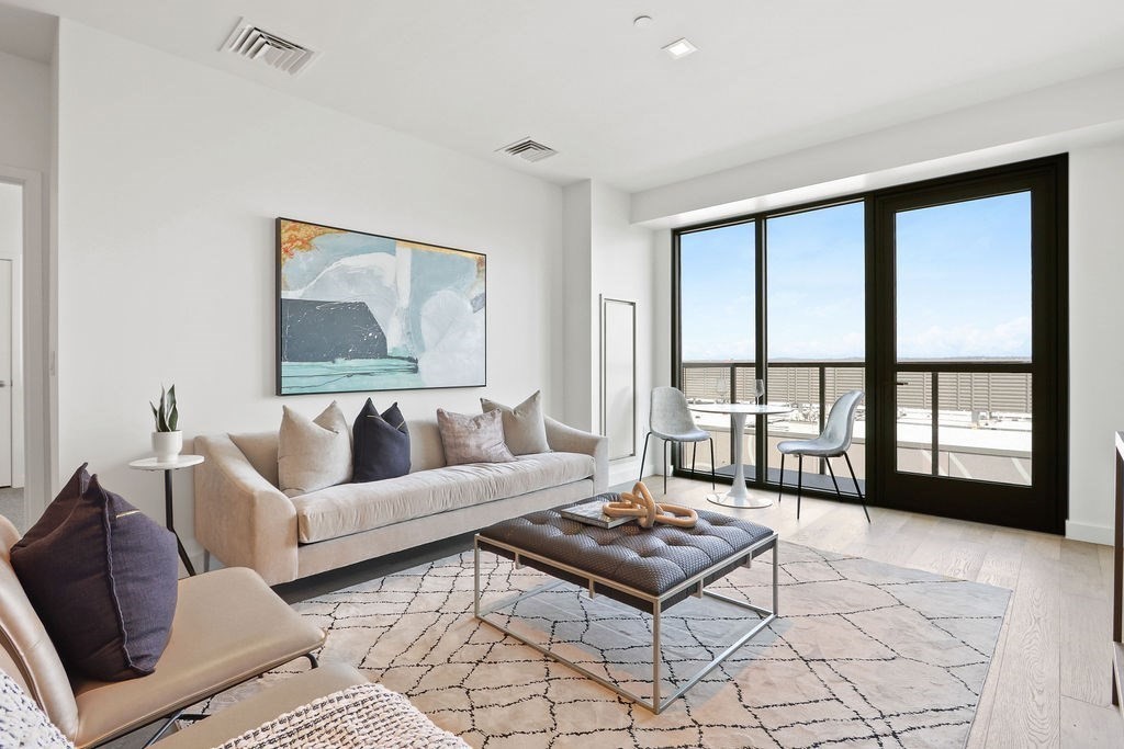 375 Canal Street # 811