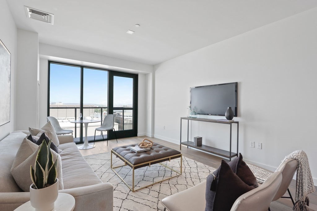 375 Canal Street # 811