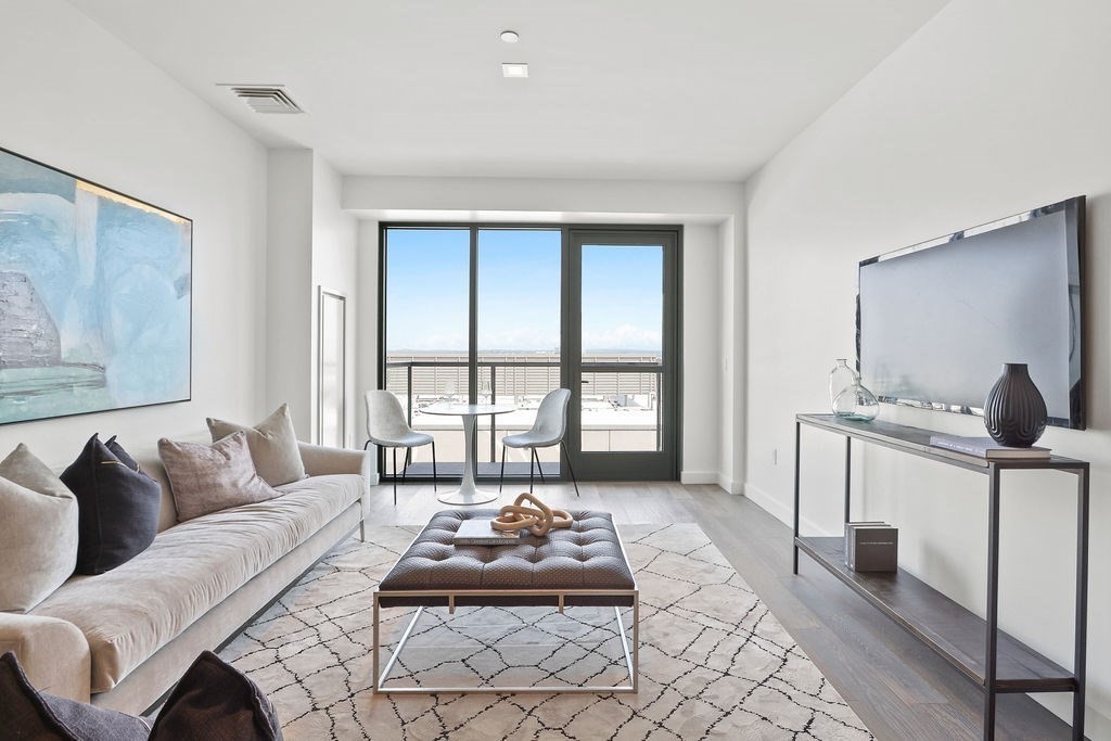 375 Canal Street # 811