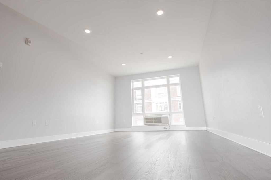 18 Cliveden St # 402