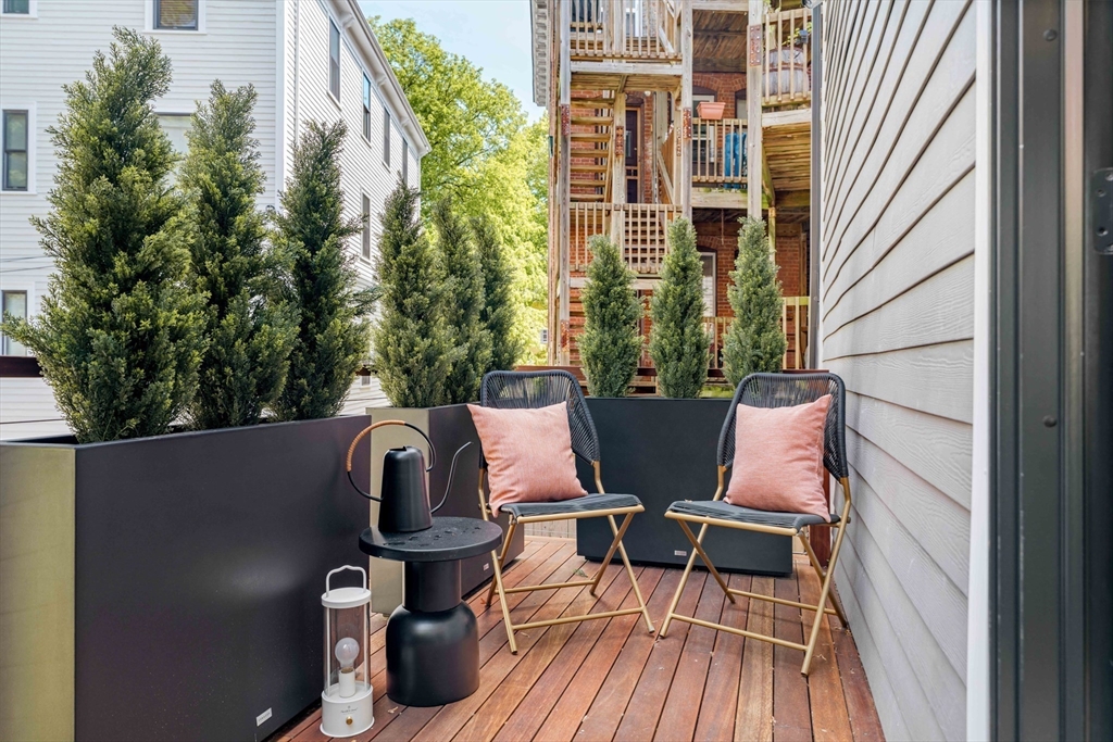 20 R Linden Place