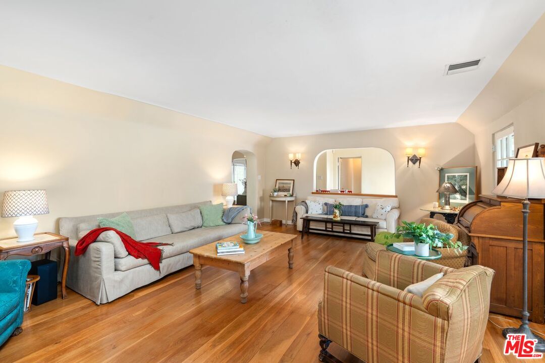 3734 Prestwick Dr