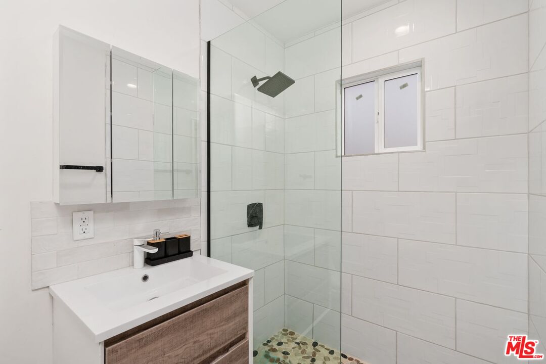 621 Rose Ave Unit: #B