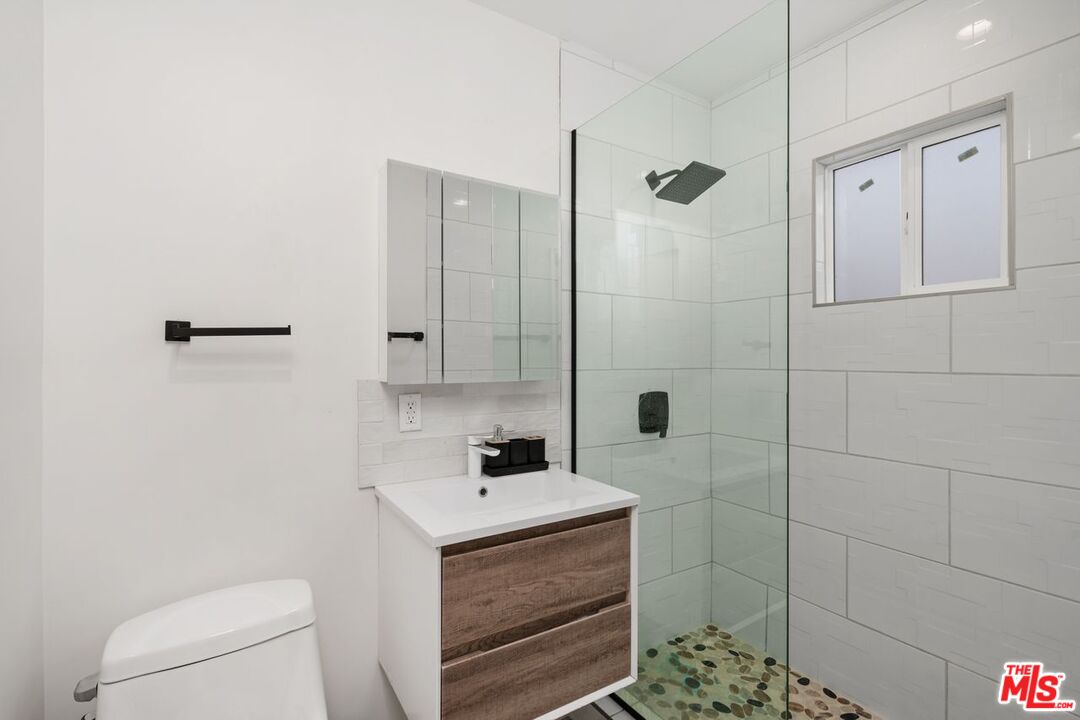 621 Rose Ave Unit: #B