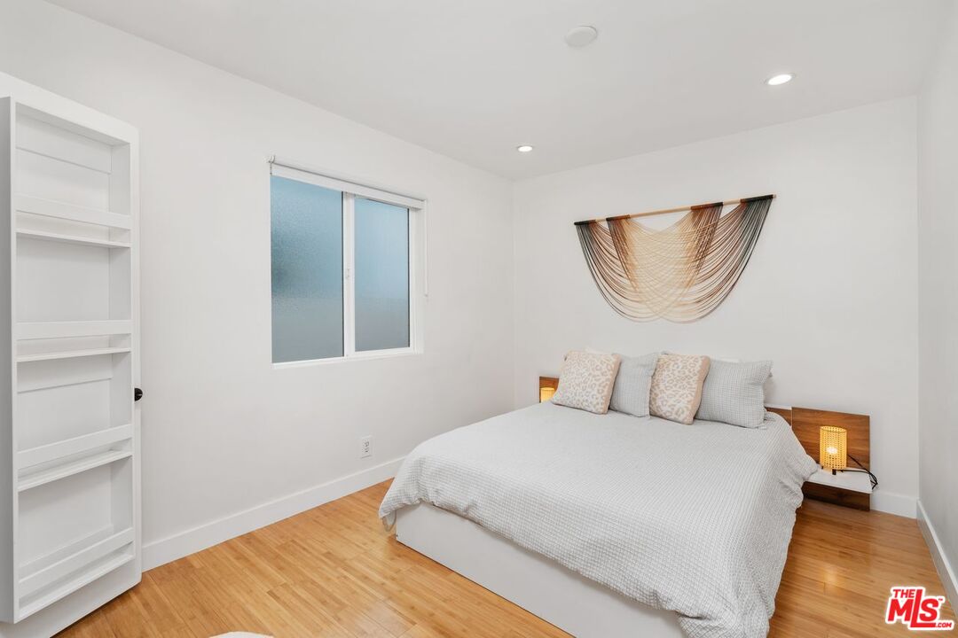 621 Rose Ave Unit: #B