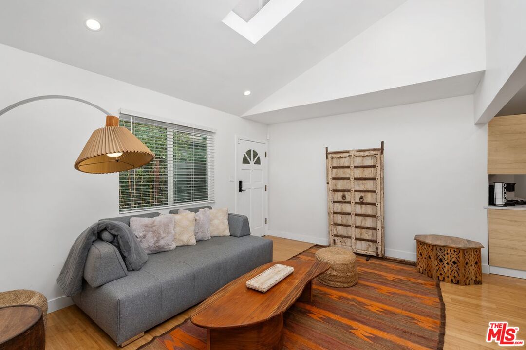 621 Rose Ave Unit: #B
